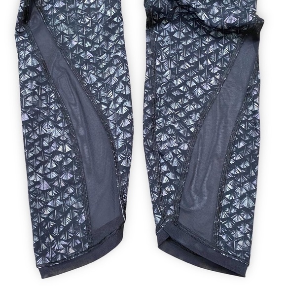 Lululemon Featherlight Tight - Size 8 - Picture 9 of 11